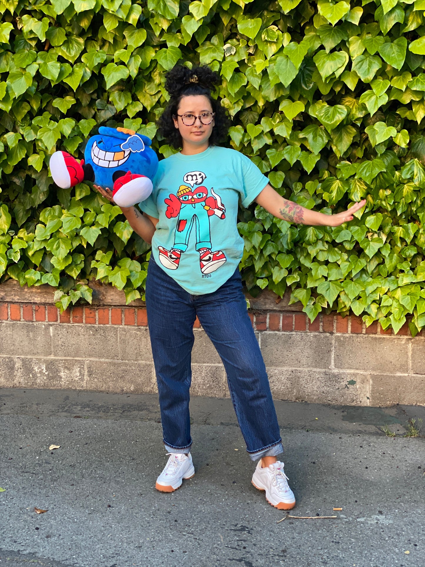 MOM JEANS. HEARTGUY TEE