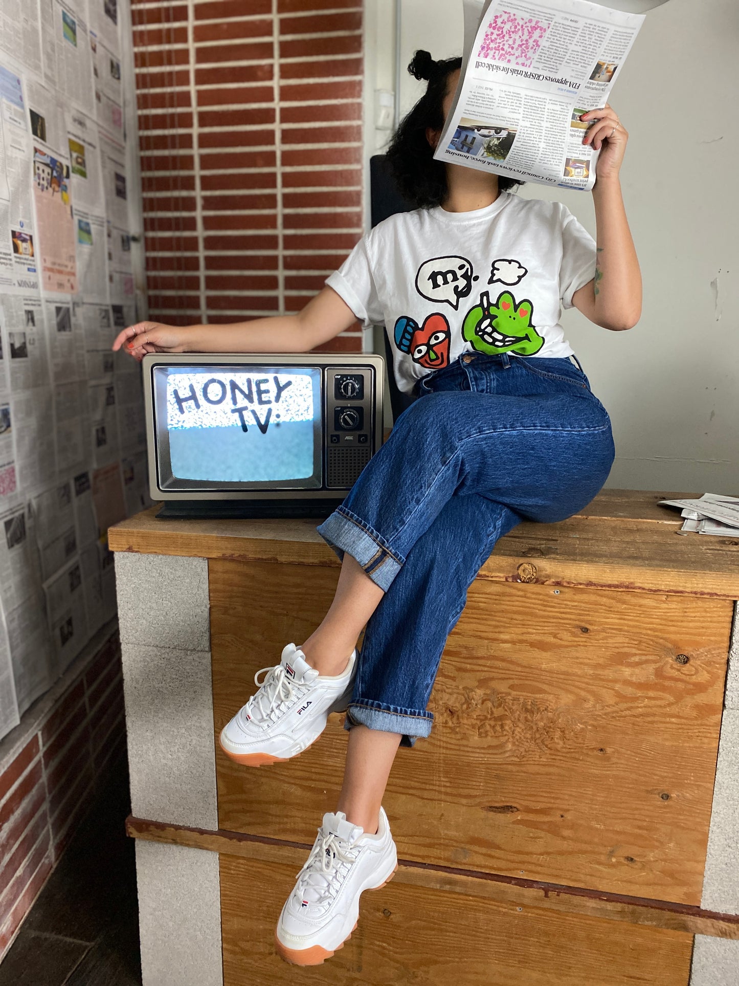 MOM JEANS. POP ART TEE